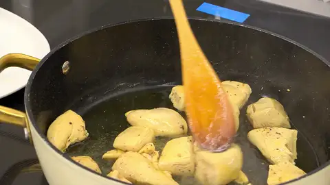 Retira y reserva el pollo en un plato Retira y reserva el pollo en un plato