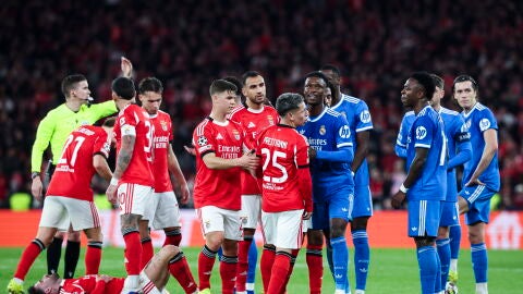 Gianluca Prestianni conversa con los jugadores del Real Madrid