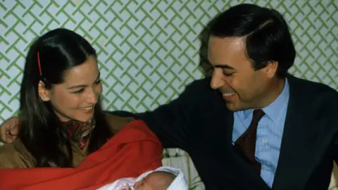 Isabel Preysler y Carlos Falcó con su recién nacida Tamara Falcó Isabel Preysler y Carlos Falcó con su recién nacida Tamara Falcó