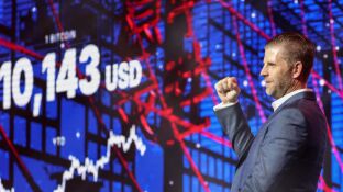 Eric Trump, vicepresidente ejecutivo de la Organizaci&oacute;n Trump, hace un gesto en la conferencia Bitcoin Asia, en Hong Kong, China, el 29 de agosto de 2025.