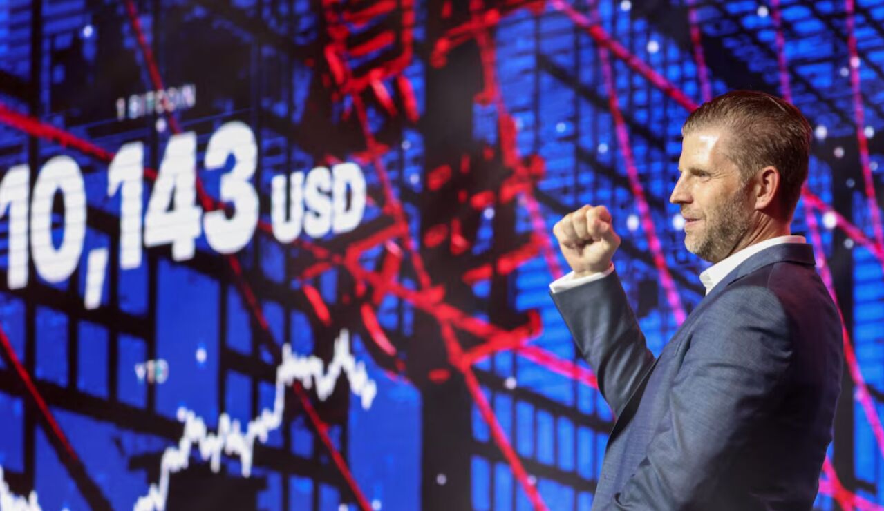 Eric Trump, vicepresidente ejecutivo de la Organizaci&oacute;n Trump, hace un gesto en la conferencia Bitcoin Asia, en Hong Kong, China, el 29 de agosto de 2025.