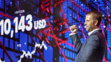 Eric Trump, vicepresidente ejecutivo de la Organización Trump, hace un gesto en la conferencia Bitcoin Asia, en Hong Kong, China, el 29 de agosto de 2025. Eric Trump, vicepresidente ejecutivo de la Organización Trump, hace un gesto en la conferencia Bitcoin Asia, en Hong Kong, China, el 29 de agosto de 2025.