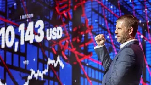 Eric Trump, vicepresidente ejecutivo de la Organización Trump, hace un gesto en la conferencia Bitcoin Asia, en Hong Kong, China, el 29 de agosto de 2025. Eric Trump, vicepresidente ejecutivo de la Organización Trump, hace un gesto en la conferencia Bitcoin Asia, en Hong Kong, China, el 29 de agosto de 2025.