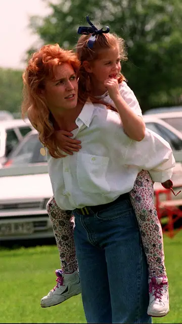 Sarah Ferguson con su hija Beatriz en 1986 Sarah Ferguson con su hija Beatriz en 1986