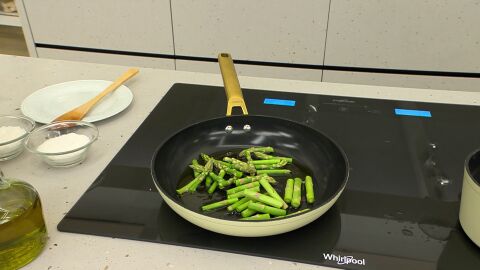 Trocea los espárragos y los ajetes, introdúcelos en la sartén