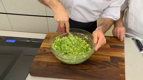 Mezcla bien hasta conseguir una masa espesa y compacta