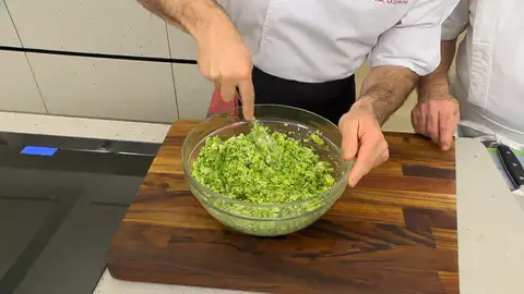 Mezcla bien hasta conseguir una masa espesa y compacta Mezcla bien hasta conseguir una masa espesa y compacta