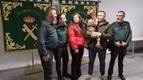 Los guardias civiles junto al pequeño y sus padres Los guardias civiles junto al pequeño y sus padres
