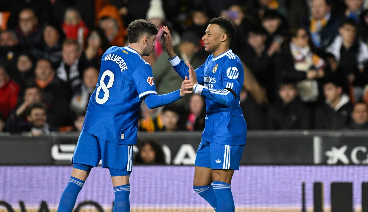 Valverde y Mbappé celebran un gol en LaLiga con el Real Madrid