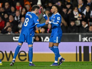 Valverde y Mbapp&eacute; celebran un gol en LaLiga con el Real Madrid