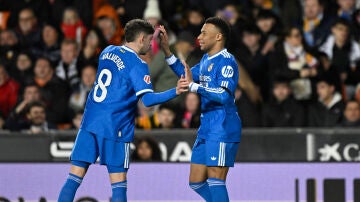 Valverde y Mbapp&eacute; celebran un gol en LaLiga con el Real Madrid