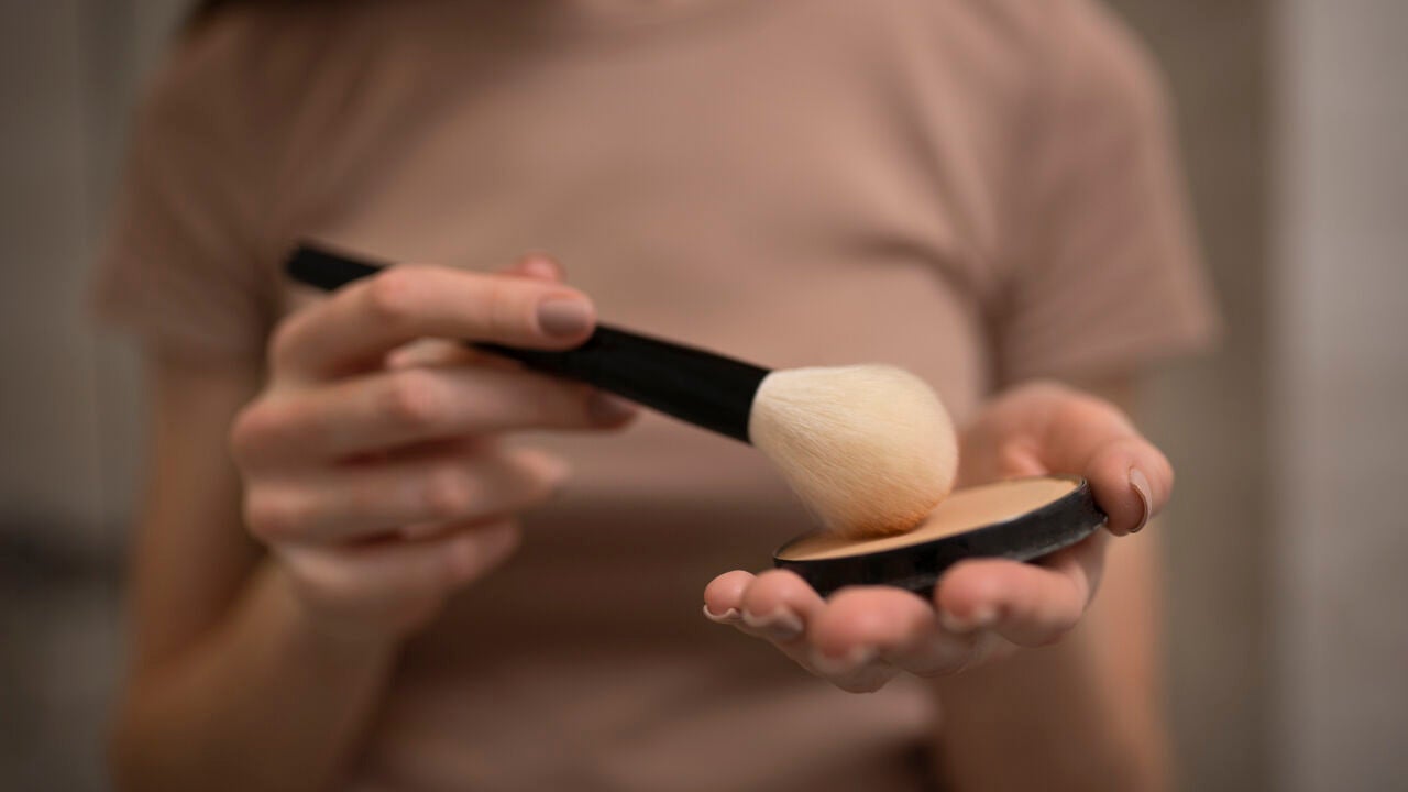 ¿Esponja o brocha? Cómo aplicar la base de maquillaje según tu tipo de piel
