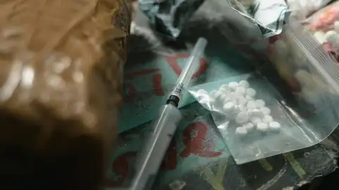 Imagen de drogas y una jeringuilla Imagen de drogas y una jeringuilla