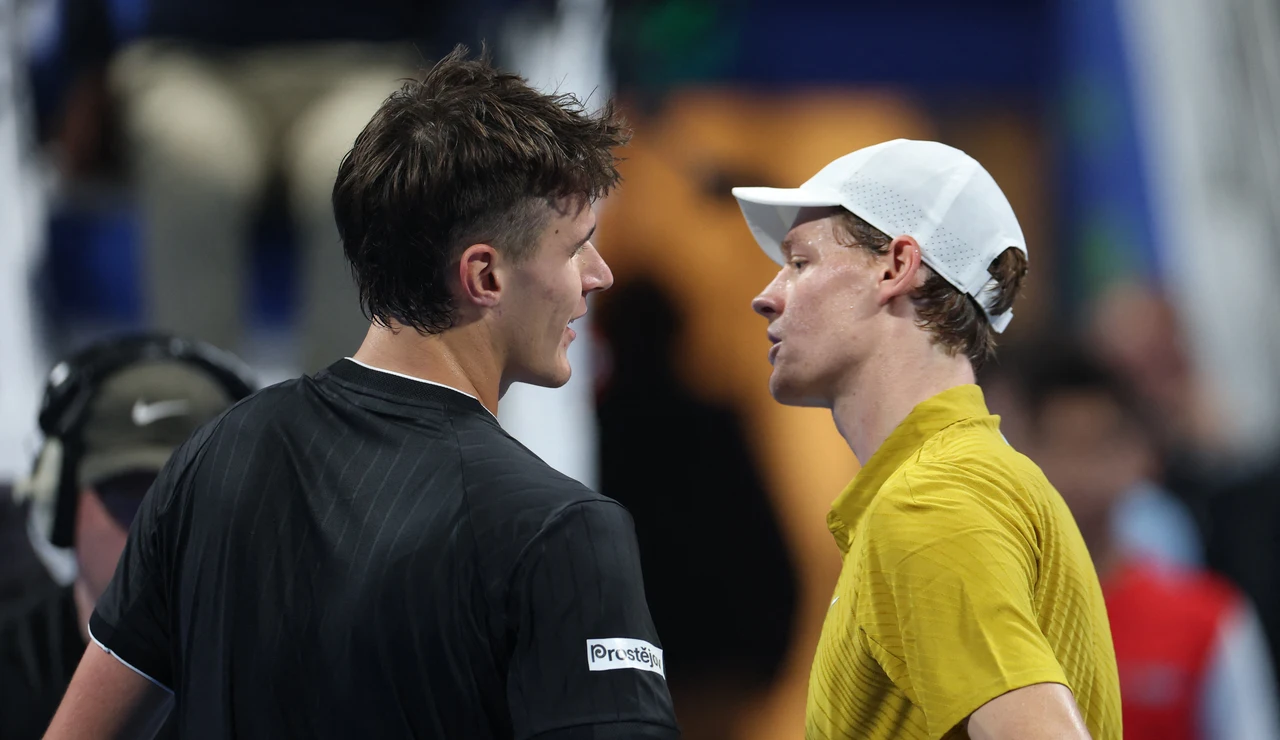 Sinner y Mensik se saludan en la red tras la victoria del checo en Doha