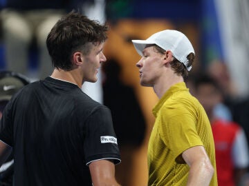 Sinner y Mensik se saludan en la red tras la victoria del checo en Doha