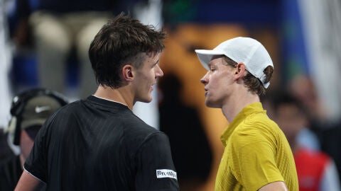 Sinner y Mensik se saludan en la red tras la victoria del checo en Doha