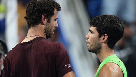 Karen Khachanov y Carlos Alcaraz se saludan en la red