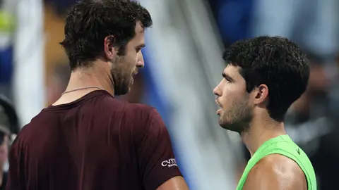 Karen Khachanov y Carlos Alcaraz se saludan en la red Karen Khachanov y Carlos Alcaraz se saludan en la red