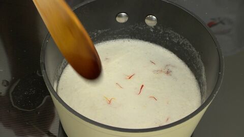 Cocina durante unos minutos más, hasta que engorde la salsa