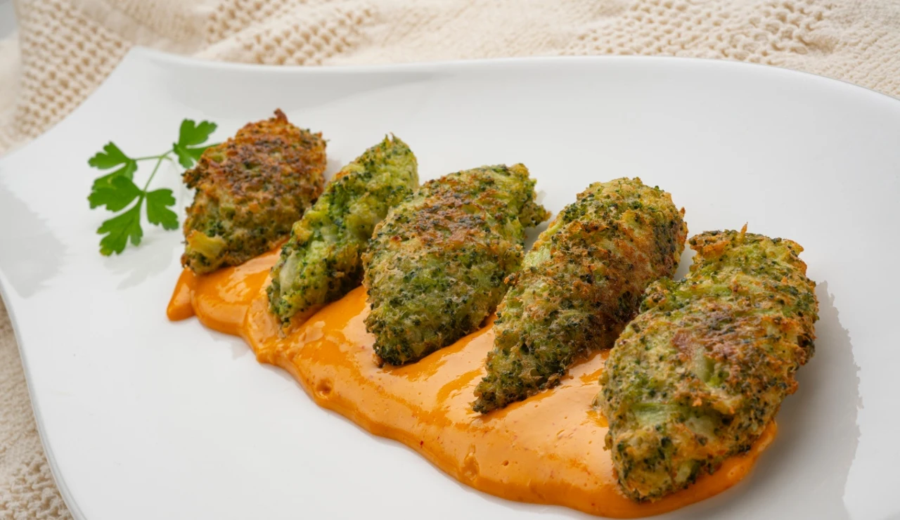 Buñuelos de brócoli con mahonesa de sriracha