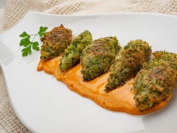 Bu&ntilde;uelos de br&oacute;coli con mahonesa de sriracha