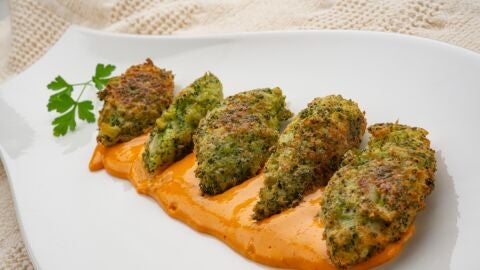 Bu&ntilde;uelos de br&oacute;coli con mahonesa de sriracha