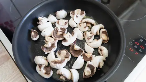Champiñón cocinándose Champiñón cocinándose