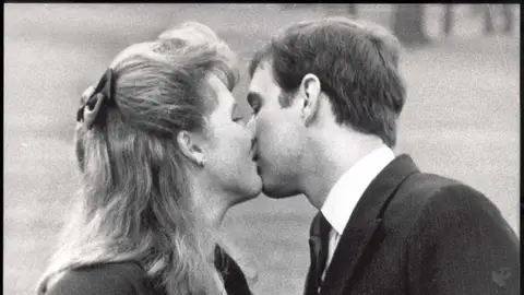 Sarah Ferguson y el príncipe Andrés en 1986 Sarah Ferguson y el príncipe Andrés en 1986