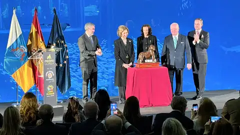 La Reina Sofía recibe el premio Gorila. La Reina Sofía recibe el premio Gorila.