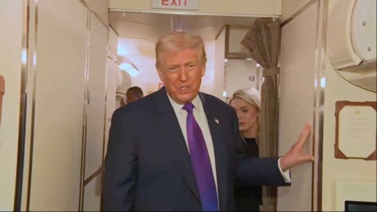 Donald Trump en el avi&oacute;n presidencial