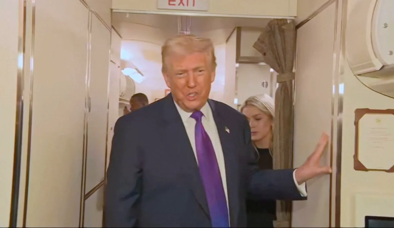Donald Trump en el avión presidencial