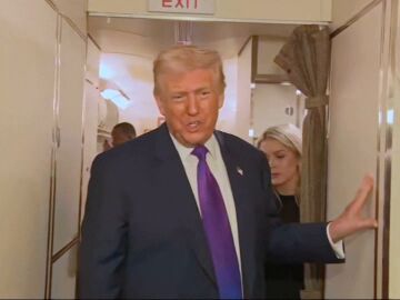 Donald Trump en el avi&oacute;n presidencial