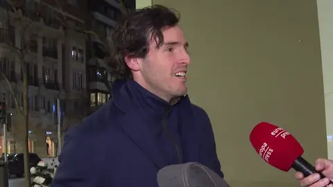 Íñigo Onieva atendiendo a la prensa Íñigo Onieva atendiendo a la prensa