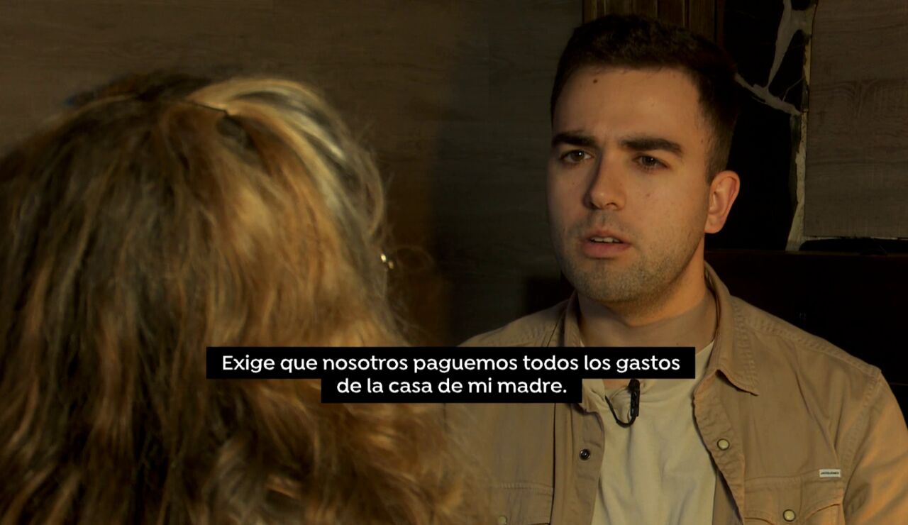 Exige que paguemos todos los gastos.