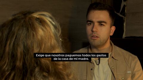 Exige que paguemos todos los gastos.