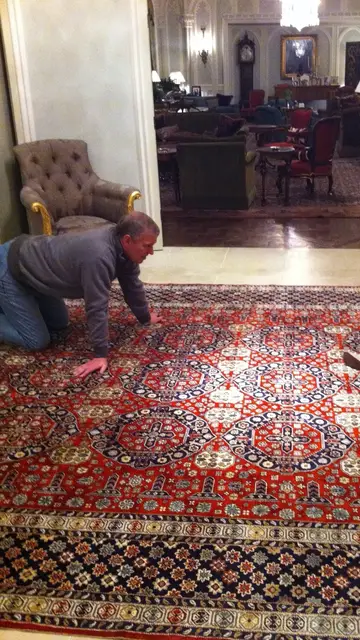 El príncipe Andrés y un niño jugando El príncipe Andrés y un niño jugando