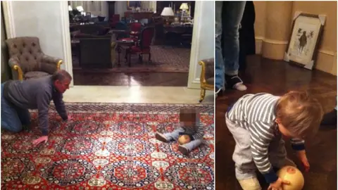 El príncipe Andrés jugando con una pelota en forma de pecho El príncipe Andrés jugando con una pelota en forma de pecho