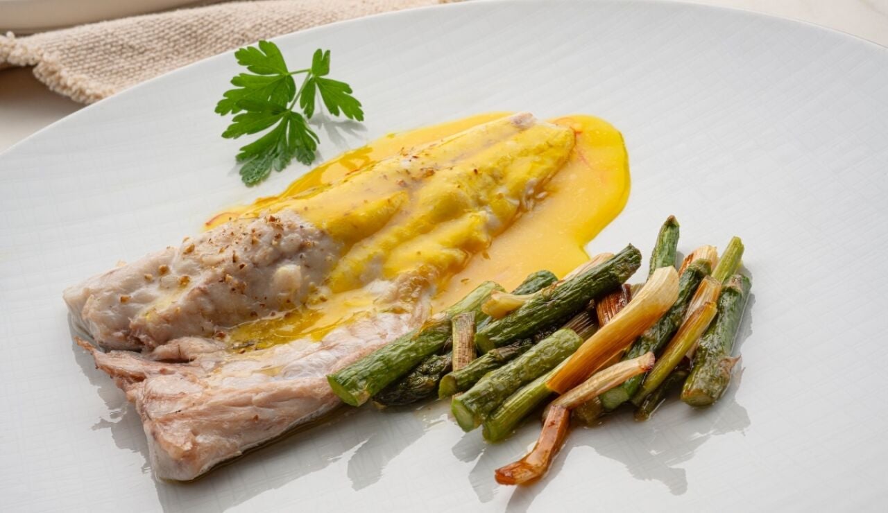 Cocina r&aacute;pida de Argui&ntilde;ano: receta de pargo al azafr&aacute;n con esp&aacute;rragos y ajetes, un pescado listo en 8 minutos