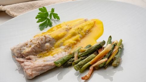 Cocina r&aacute;pida de Argui&ntilde;ano: receta de pargo al azafr&aacute;n con esp&aacute;rragos y ajetes, un pescado listo en 8 minutos
