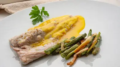 Cocina rápida de Arguiñano: receta de pargo al azafrán con espárragos y ajetes, un pescado listo en 8 minutos Cocina rápida de Arguiñano: receta de pargo al azafrán con espárragos y ajetes, un pescado listo en 8 minutos