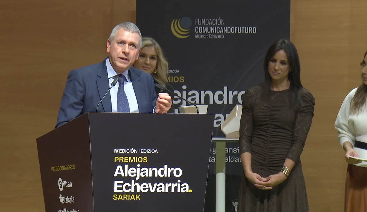 Santiago González tras recoger el premio Alejandro Echevarria