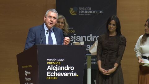 Santiago Gonz&aacute;lez tras recoger el premio Alejandro Echevarria
