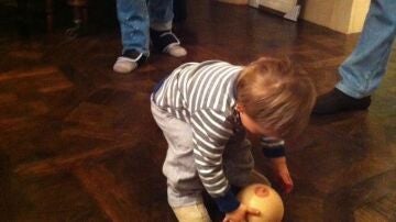 Niño jugando con una pelota en forma de pecho