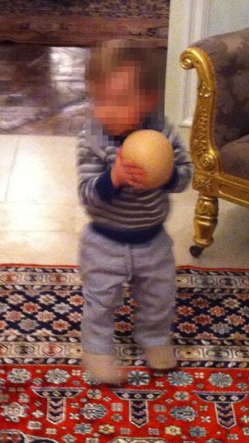 Niño jugando con una pelota en forma de pecho humano