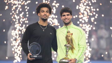 Fils y Alcaraz posan juntos tras la final del ATP de Doha