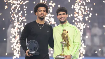 Fils y Alcaraz posan juntos tras la final del ATP de Doha Fils y Alcaraz posan juntos tras la final del ATP de Doha