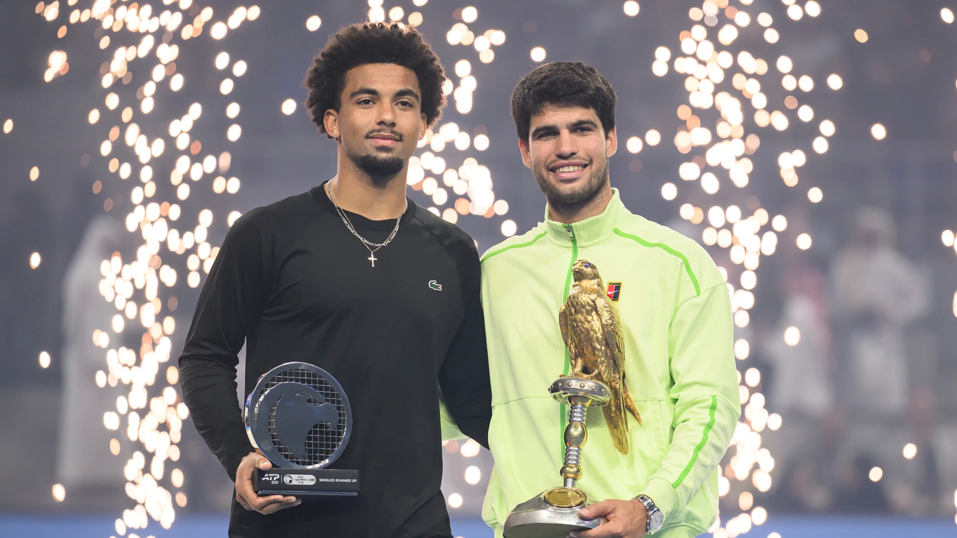 Fils y Alcaraz posan juntos tras la final del ATP de Doha Fils y Alcaraz posan juntos tras la final del ATP de Doha