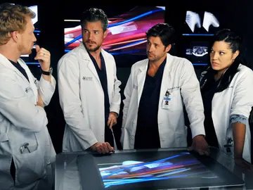 Kevin McKidd, Eric Dane, Patrick Dempsey y Sara Ramírez en Anatomía de Grey Kevin McKidd, Eric Dane, Patrick Dempsey y Sara Ramírez en Anatomía de Grey