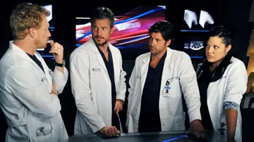 Kevin McKidd, Eric Dane, Patrick Dempsey y Sara Ramírez en Anatomía de Grey Kevin McKidd, Eric Dane, Patrick Dempsey y Sara Ramírez en Anatomía de Grey