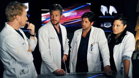 Kevin McKidd, Eric Dane, Patrick Dempsey y Sara Ramírez en Anatomía de Grey Kevin McKidd, Eric Dane, Patrick Dempsey y Sara Ramírez en Anatomía de Grey